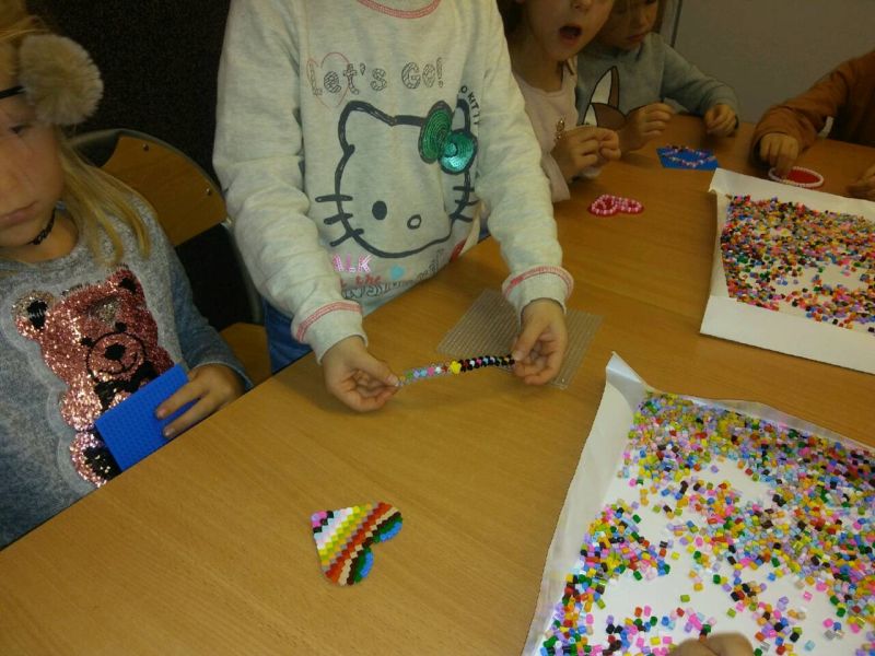 Ułożone koraliki w kształcie serca w kolorach tęczy