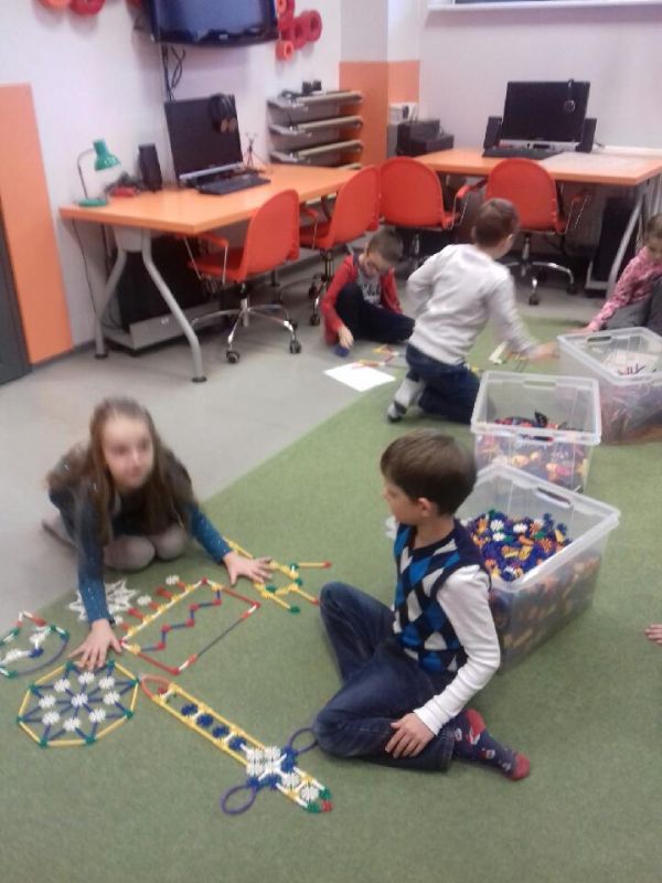 dzieci budują z podanego schematu figurę