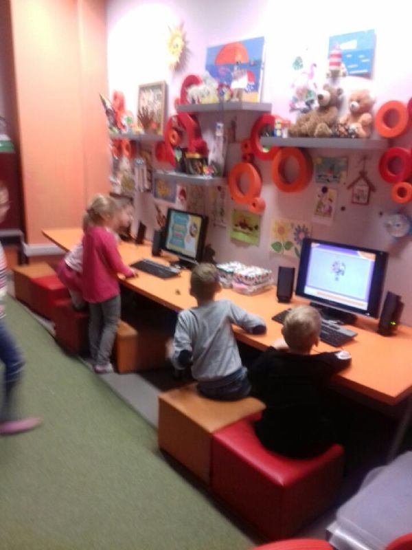 dzieci oglądają wyświetloną bajkę