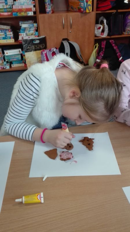 Dzieci dekorują pierniczki
