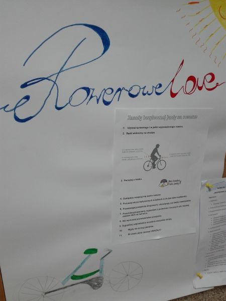 plakat wykonany przez uczniów przedstawiający rower oraz informujący o zasadach bezpiecznej jazdy rowerem