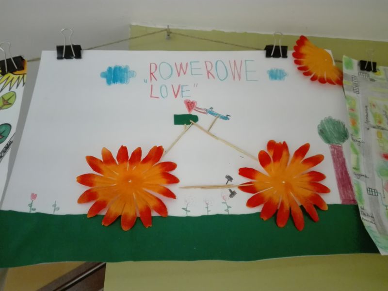 praca wykonana przez ucznia – rower z drewnianych patyczków i papierowych kwiatów