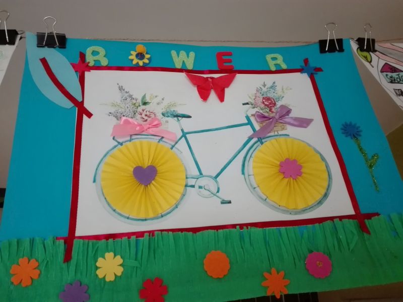 praca wykonana przez ucznia – rower, którego elementy wykonano z papieru i wstążek