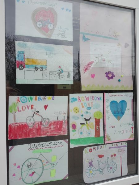 prace plastyczne uczniów naklejone na oknach budynku szkoły przy ulicy Sprawnej 28