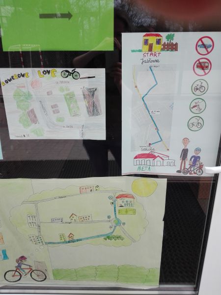 prace plastyczne uczniów naklejone na drzwiach wejściowych do szkoły przy ulicy Sprawnej 28