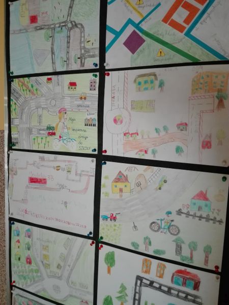 prace plastyczne uczniów na gazetce ściennej w budynku przy ulicy Sprawnej 28