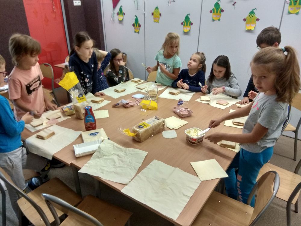 Dzieci przyrządzają tosty