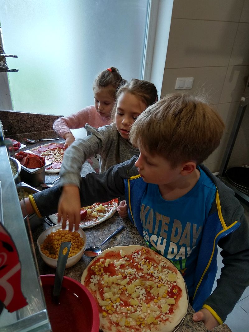 Dzieci nakładają wybrane przez siebie składniki