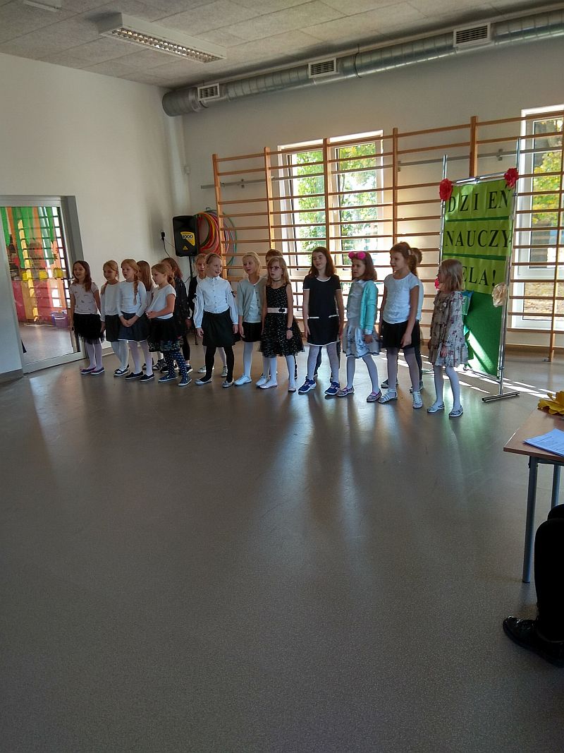 dzieci śpiewają piosenki