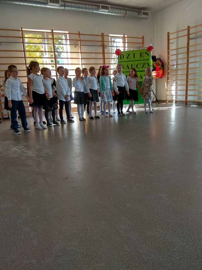 dzieci śpiewają piosenki