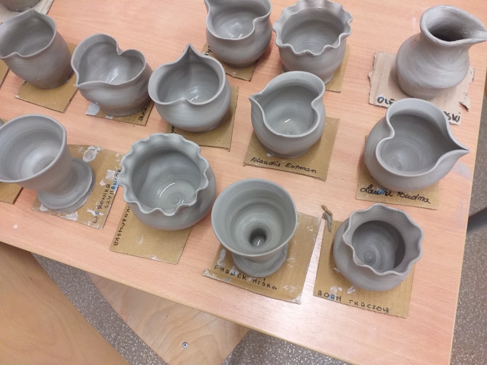 Wykonane przez dzieci naczynia