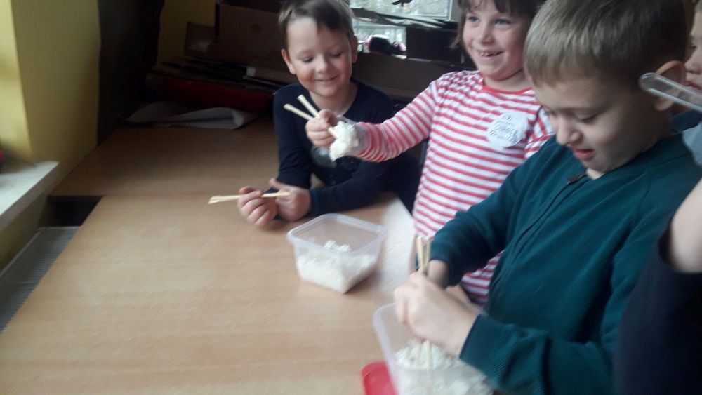 Uczennica klasy I d, której udało się uchwycić pałeczkami największy kawałek ryżu