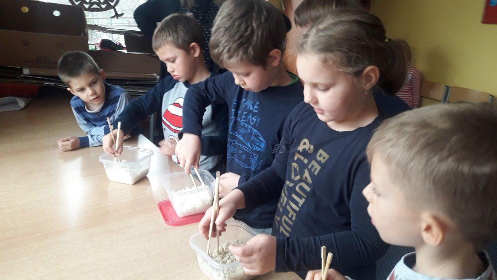 Zabawa przy nauce posługiwania się pałeczkami