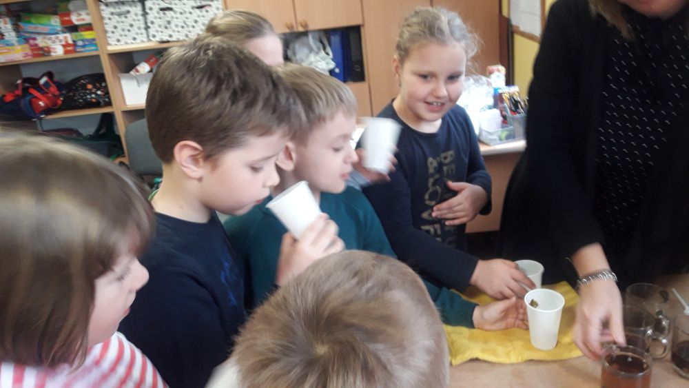 Dzieci podczas smakowania herbat