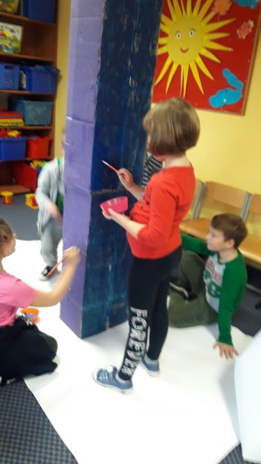 Dzieci dopracowują wygląd kredki