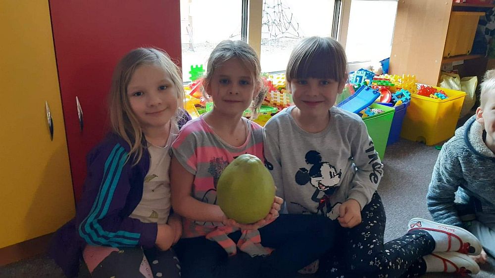 Dziewczynki prezentują pomelo