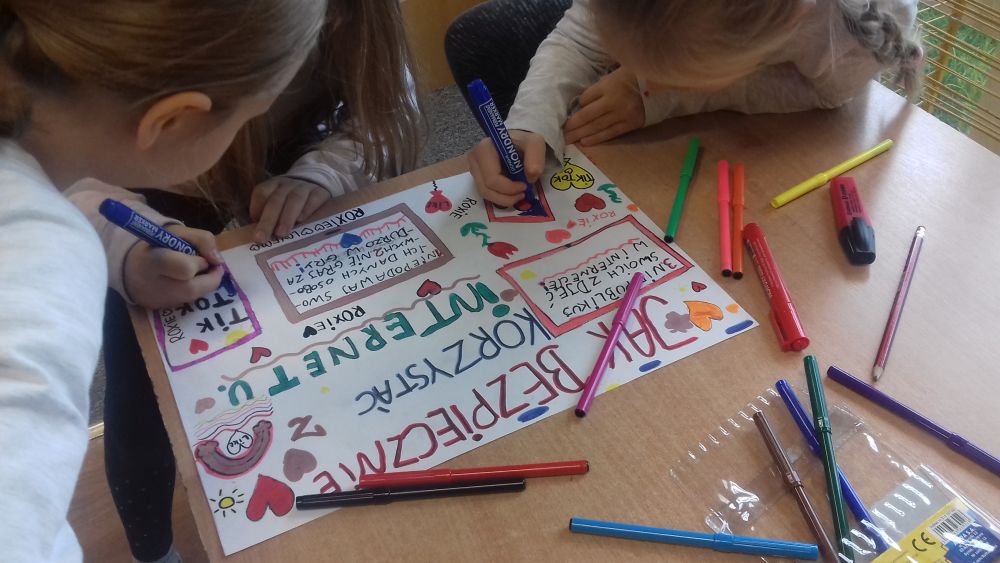 dzieci wykonują plakaty o bezpieczeństwie w sieci