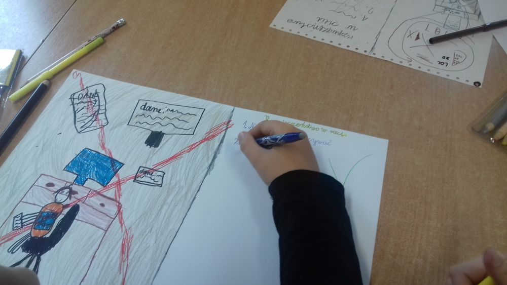 dzieci wykonują plakaty o bezpieczeństwie w sieci