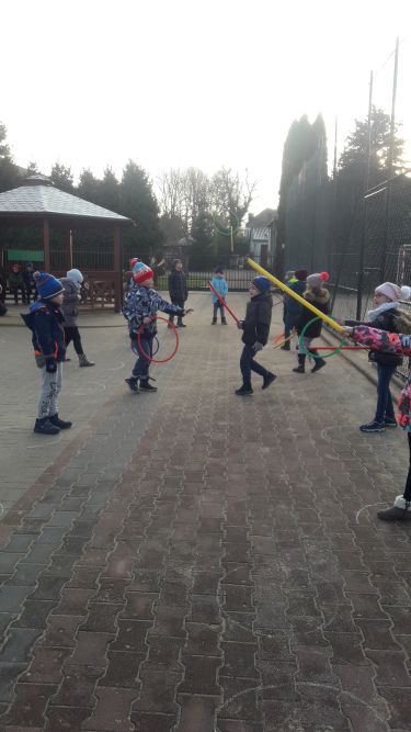 uczniowie klasy I D uczą się grać w serso