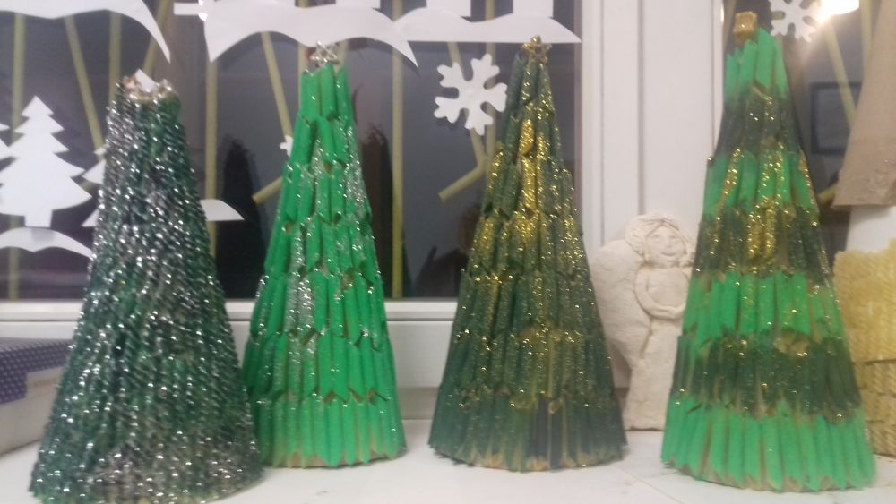 Choinki z makaronu pomalowane zieloną farbą i ozdobione brokatem