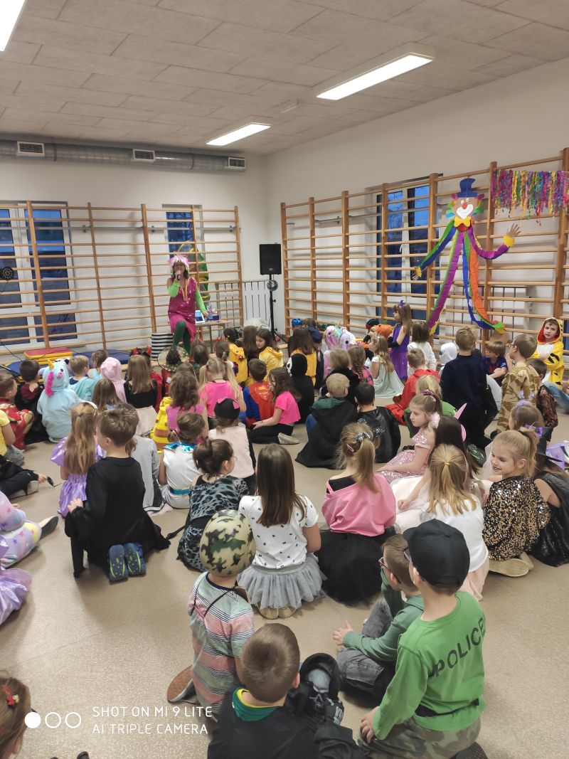 Pani wita dzieci na balu