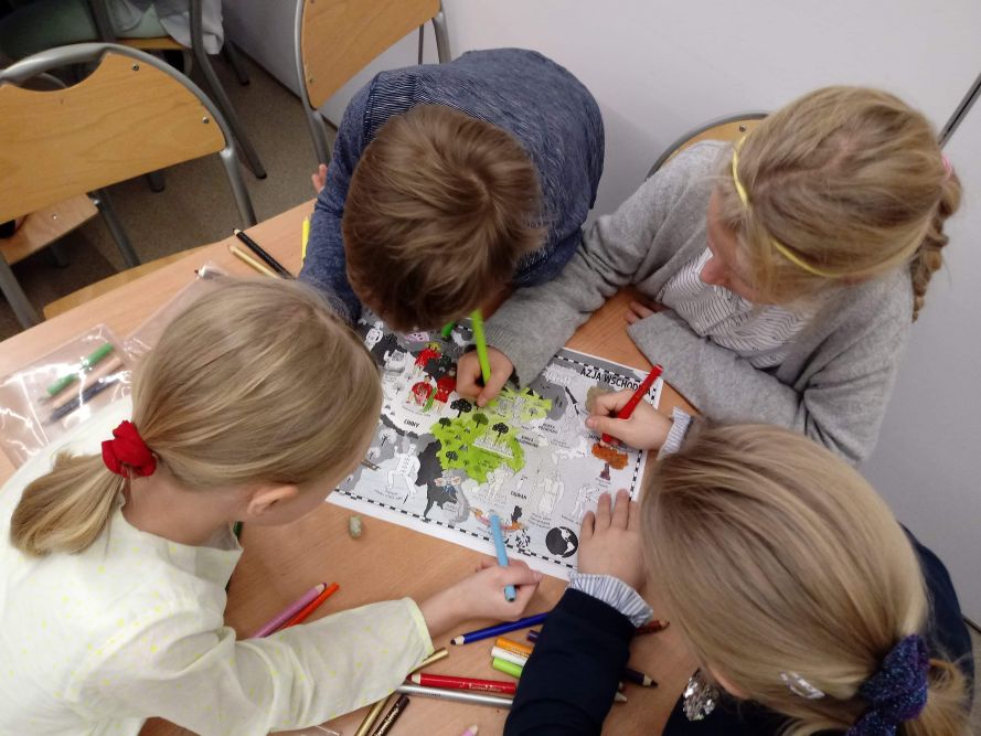 dzieci rysujące pracę