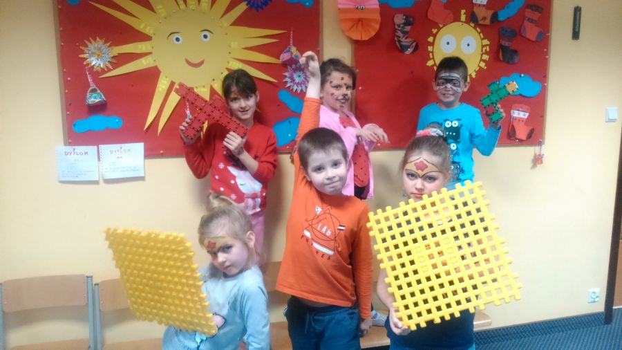 Dzieci pozują do zdjęcia z rekwizytami wykonanymi z klocków