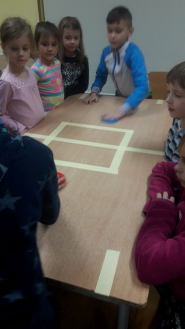 dzieci grają w cymbergaja