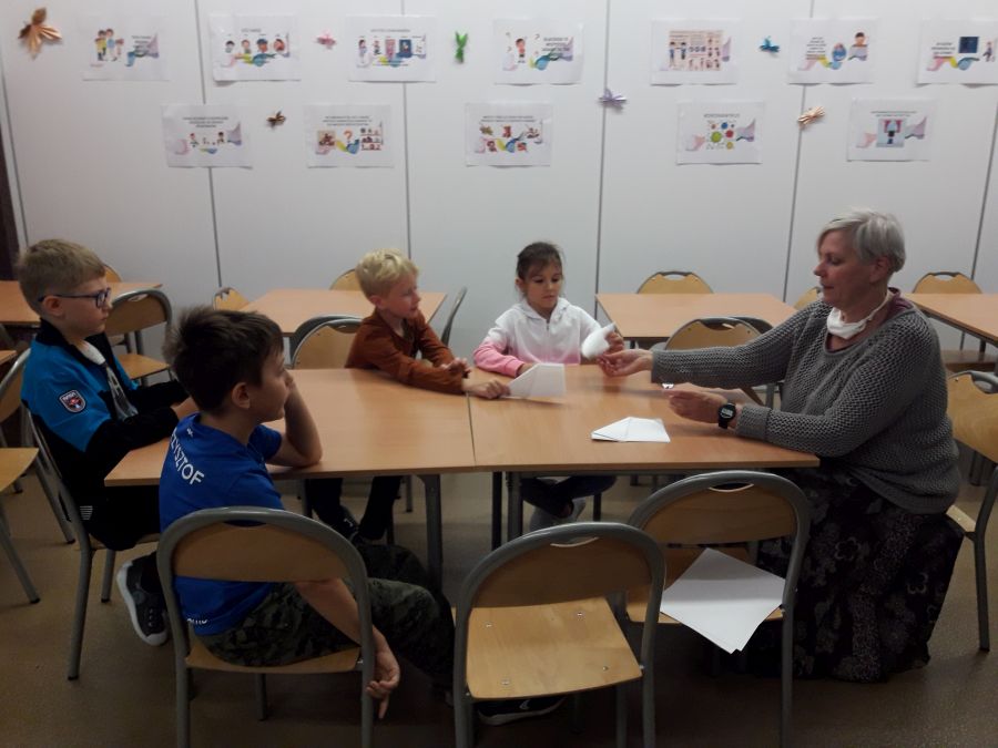 Świetliczaki składają samoloty