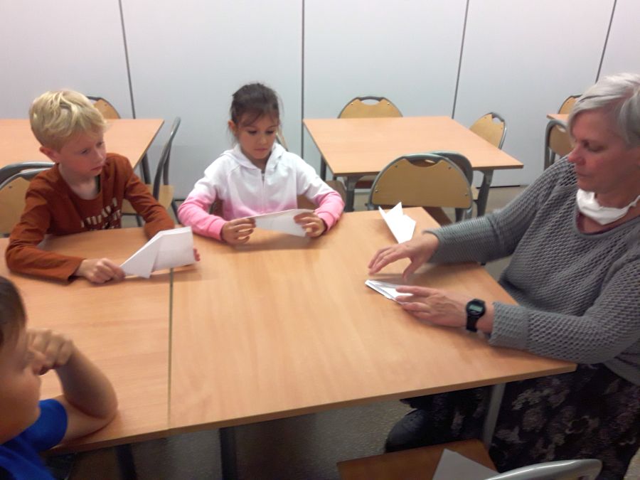 Świetliczaki składają samoloty