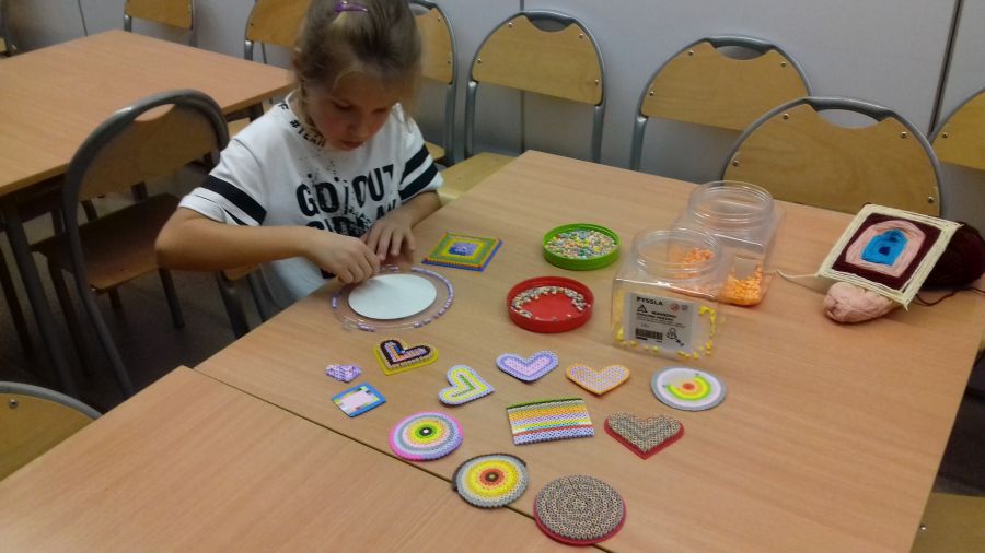 Dziewczynka układa koraliki