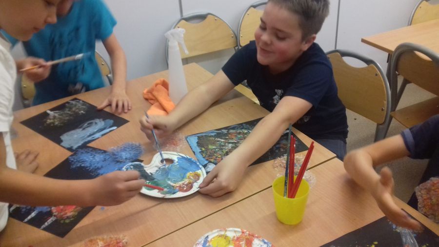 Dzieci malują drzewa za pomocą farb i folii bąbelkowej