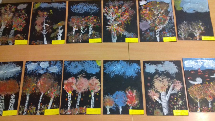 Wystawka prac dzieci – jesienne drzewa