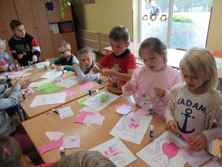 dzieci wykonujące pracę plastyczną