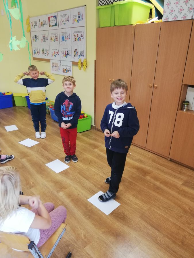 chłopcy w trakcie konkurencji sportowych