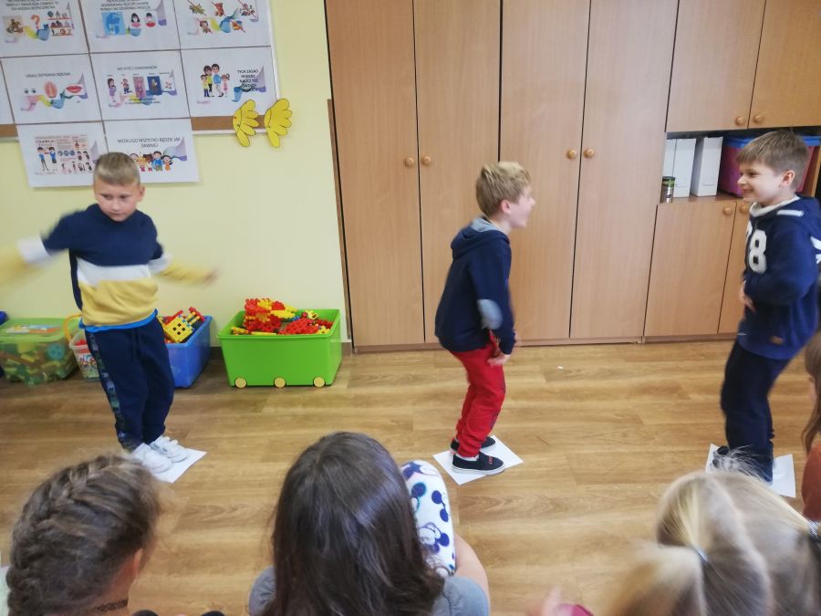 chłopcy w trakcie konkurencji sportowych