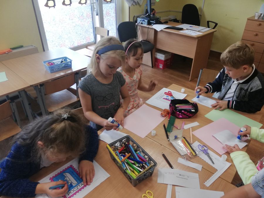 dzieci wykonujące prace plastyczne