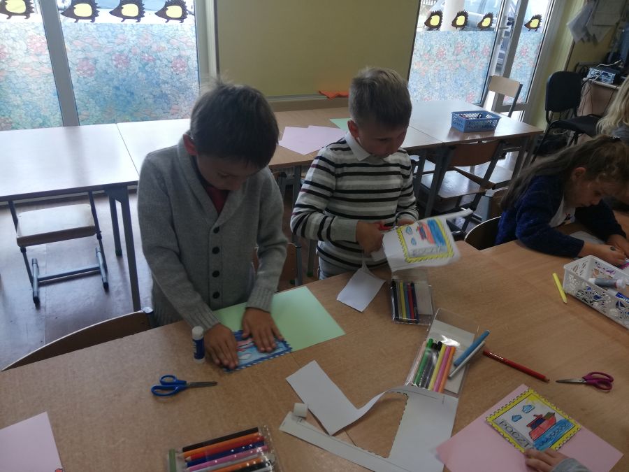 dzieci wykonujące prace plastyczne