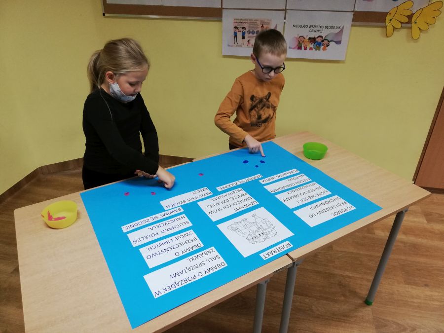 dzieci podczas pieczętowania kontraktu