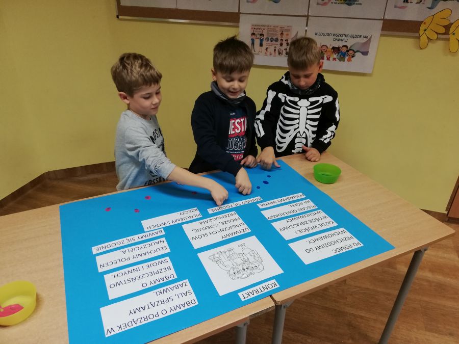 dzieci podczas pieczętowania kontraktu