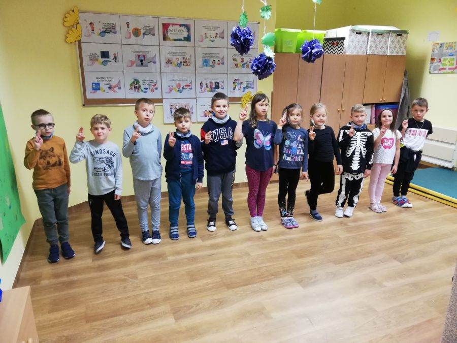 dzieci z otrzymanymi książkami i dyplomami