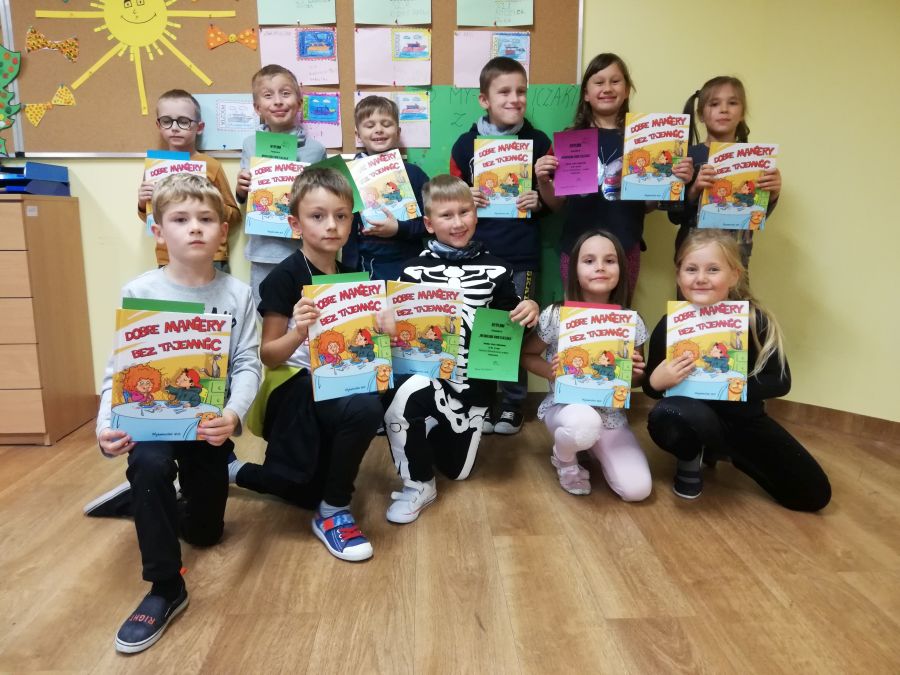 dzieci podczas składania ślubowania Świetliczaków