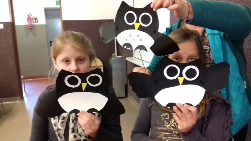 Pani i trzy dziewczynki prezentują wykonane sowy 