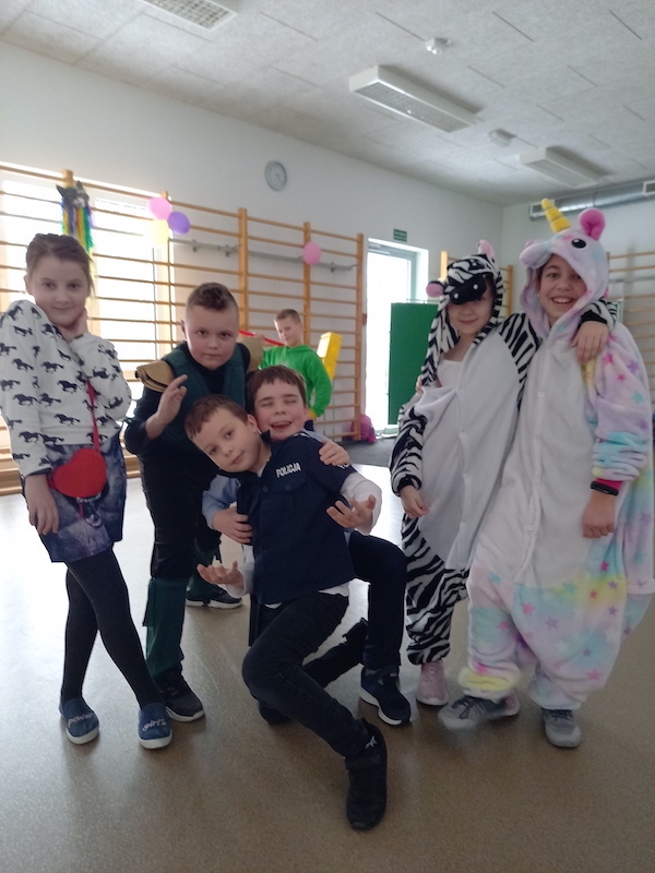 dzieci prezentują stroje karnawałowe 