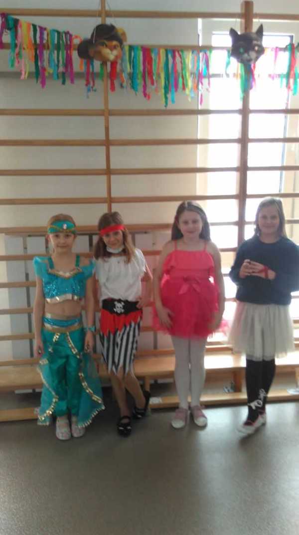 dzieci prezentują stroje karnawałowe 