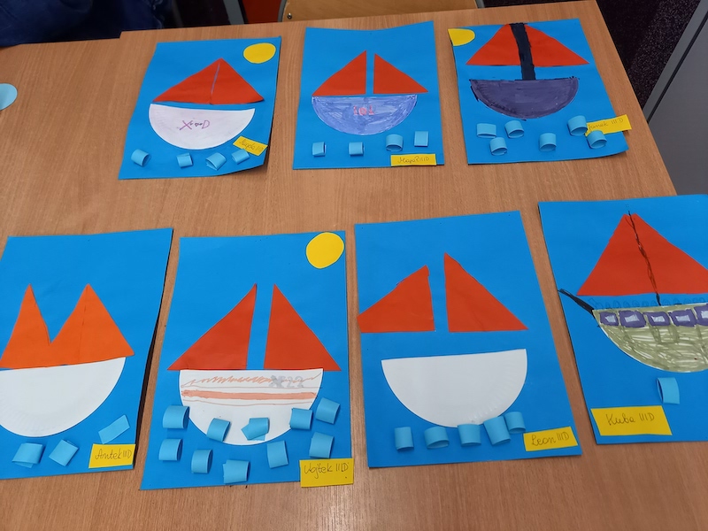zdjęcie przedstawia statki wykonane z papieru kolorowego i talerzyków papierowych