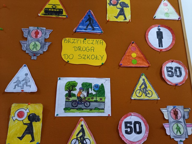 zdjęcie przedstawia znaki drogowe 