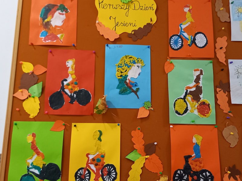 prace dzieci wykonane z plasteliny przedstawiają Panią Jesień na rowerze