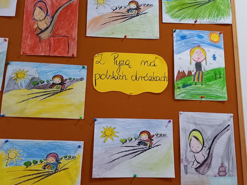 zdjęcie przedstawia kolorowanki i rysunki z Pyzą bohaterką książki „Z Pyzą na polskich dróżkach”