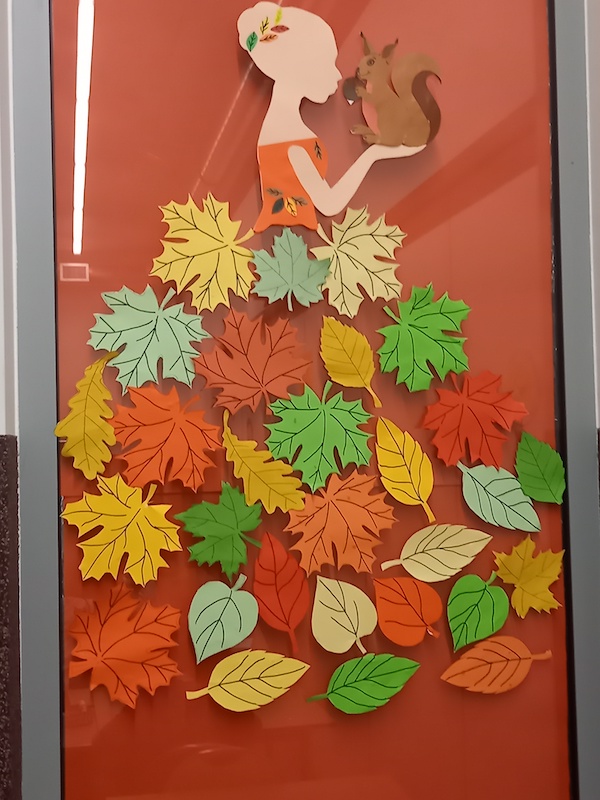 portret Pani Jesień wykonany z papieru kolorowego, suknia z liści